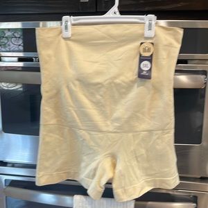 Brand new Shapermint high waisted boy short.